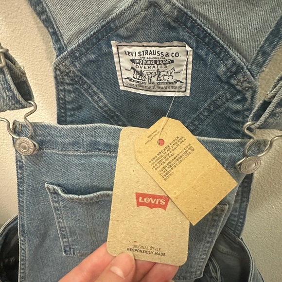 NWT Levi’s Overall Shorts - Picture 3 of 3